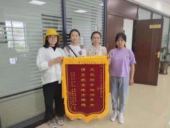 愛(ài)心助學(xué)，一路相隨。